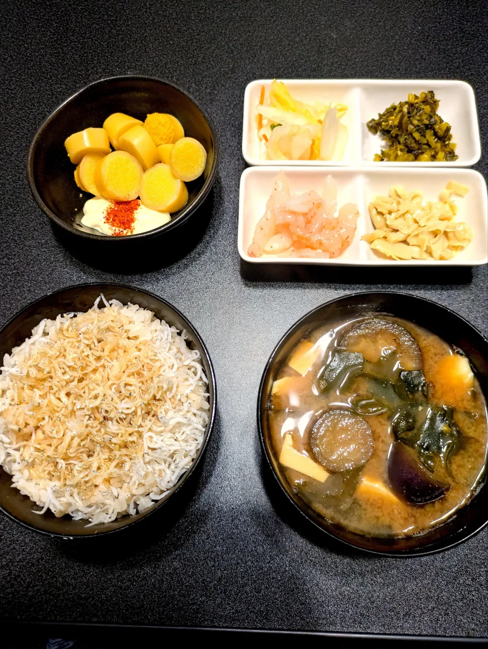ご飯（シラスご飯）汁（なす、わかめ、とうふ）主菜（ヤリイカのししゃもの卵詰め）香の物（甘エビ、筍、高菜、白菜）|一汁一菜さん