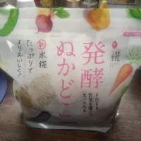 マルコメ様の発酵ぬかどこに昆布とにんにくを足して、きゅうりとにんじんを漬けてみました