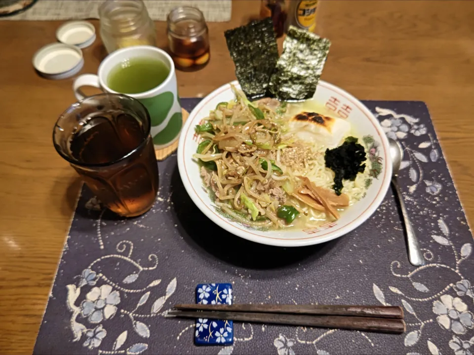 特製ラーメン、黒酢にんにく、沢庵、烏龍茶(昼飯)|enarinさん