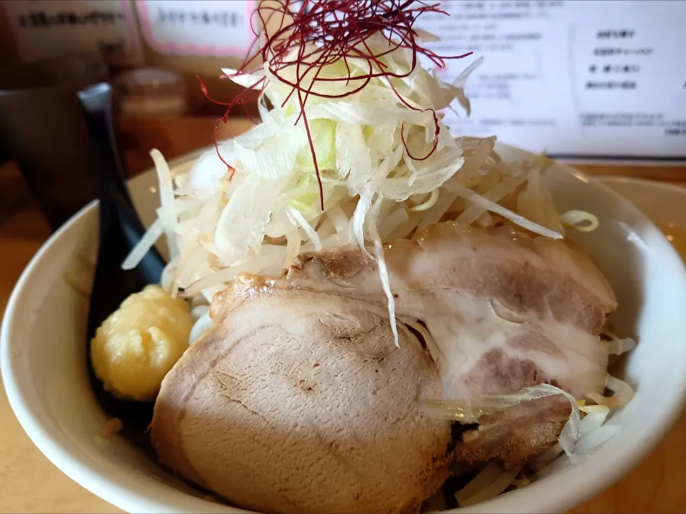 【期間/数量限定】
【TRYラーメン大賞2019 - 2020 
新人賞 にぼし部門1位】 
新潟中華そば うめ川 
うめ太郎 (麺180g、1,000円) 
＋生姜 (大蒜/生姜/辛味噌から選択、無料) 
―背脂無し 
―追い飯辞退 (無料) 
＋生卵 (うめ川Tシャツ着用で無料、別椀) 
@板橋区役所前5分 
(JR十条駅から徒歩17分) 
26083
〈醤42塩17噌󠄀5タ2出7F3冷0チ2混2つ1担1沖1〉|大脇さん
