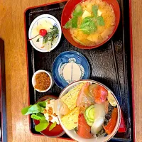 雑司ヶ谷　竹寿司さんのちらし丼ランチ1200円|ぽんぽこまめだ。さん