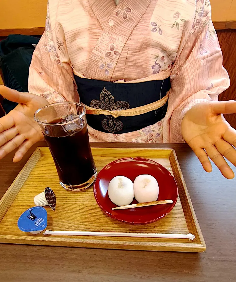 今日のおやつ@「きよめ餅総本家神宮駅前喫茶部」さん①  熱田神宮境内の「宮きしめん」さんでお昼ご飯をいただいた後、近鉄神宮駅前の「きよめ餅総本家神宮駅前喫茶部」さんで、はやとはきよめ餅と季節限定さくらきよめ餅とアイスコーヒーを、|なびさん