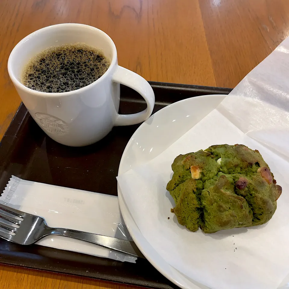 抹茶ホワイトチョコスコーン w/ ブリュードコーヒー|T. Wonderさん