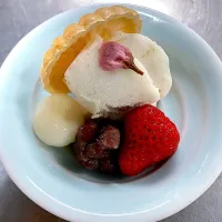 桜の塩漬けを使ったアイスクリーム、白玉団子、粒あん、苺、モナカを添えて| hotsusan30さん