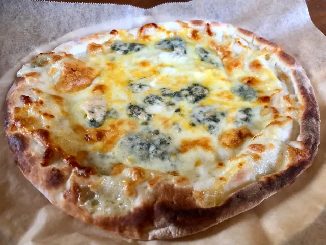Snapdishの料理・レシピ写真:ブルーチーズ増し増しのクアトロフォルマッジ｜アイデアいろいろ♪おうちピザを楽しもう！