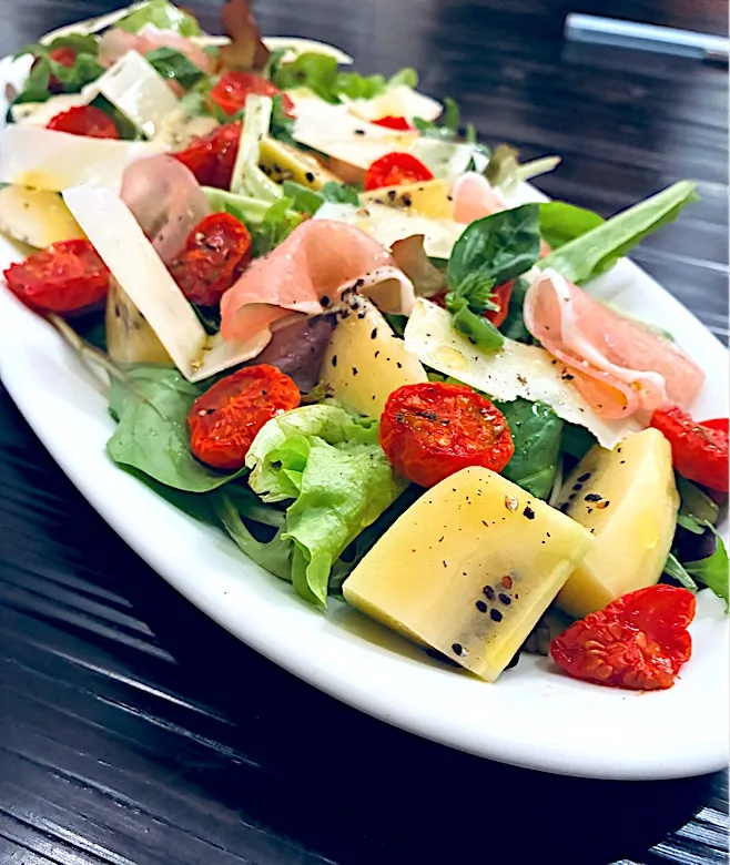 キウイと生ハムとパルミジャーノチーズのサラダ🥗|ぽくくんさん