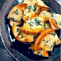 ベーグルのガーリックトーストパルミジャーノチーズ乗せ🧀