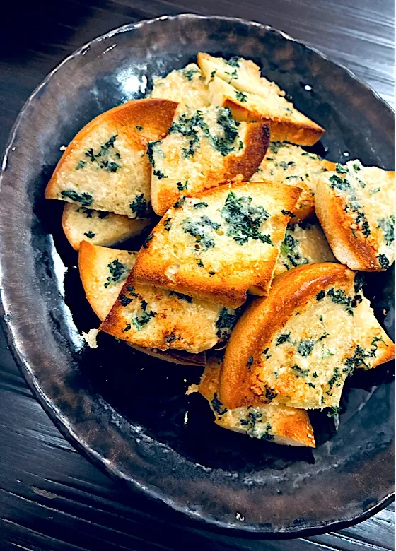 ベーグルのガーリックトーストパルミジャーノチーズ乗せ🧀|ぽくくんさん