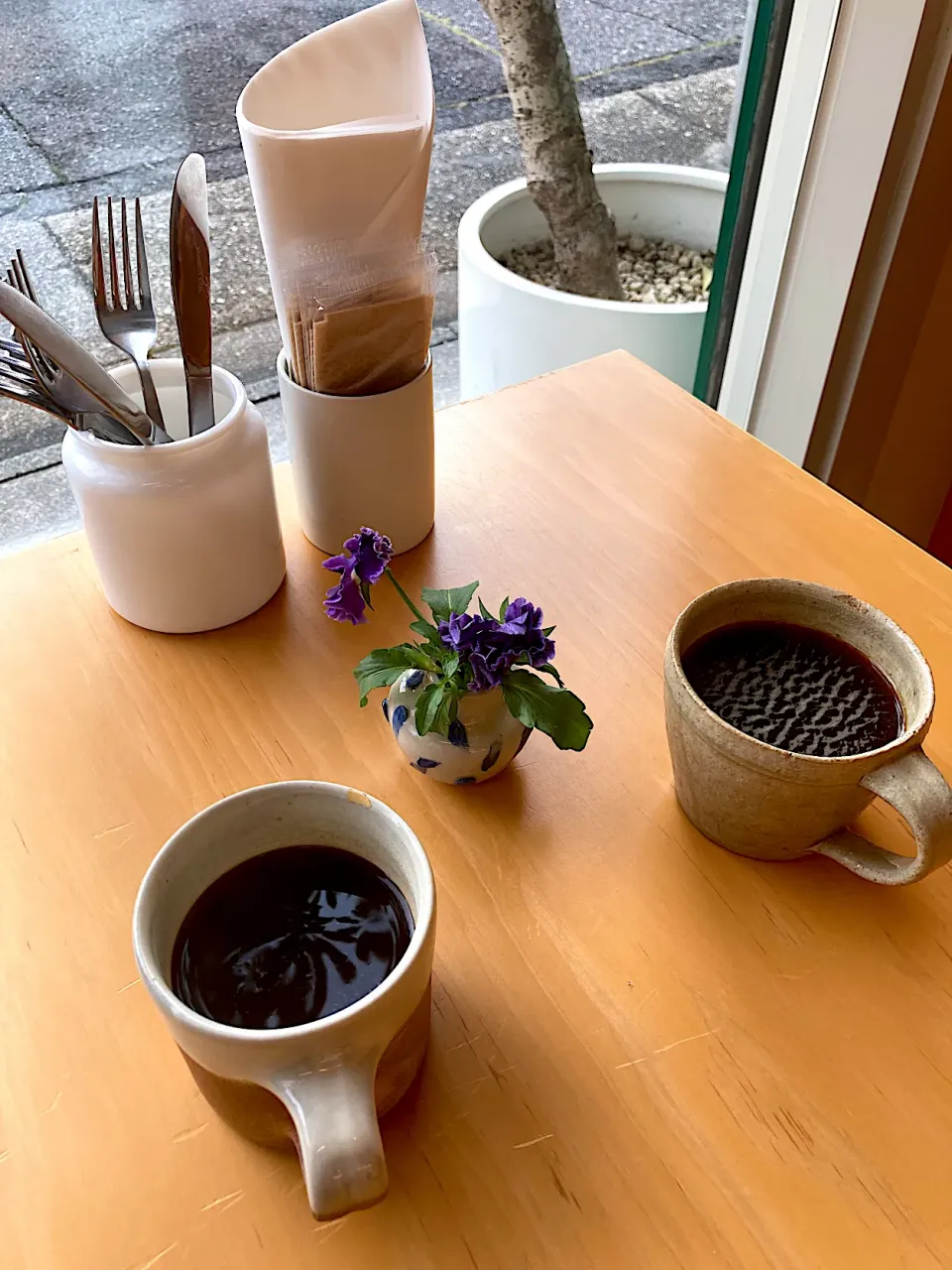 今日の朝ご飯@「PINE FIELDS MARKET」さん② ホットコーヒー　一番客だったので窓際の特等席に陣取りました。マグカップや食器入れなども素朴な感じで癒されます。　（実況中継中）|なびさん