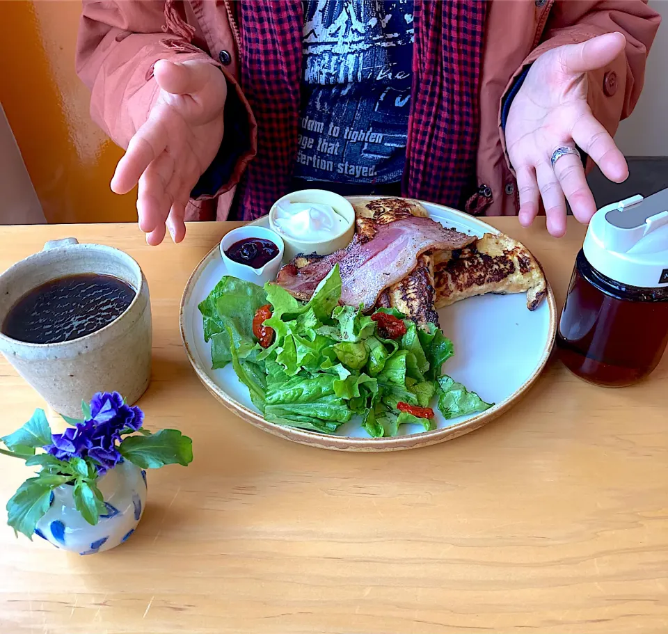 今日の朝ご飯@「PINE FIELDS MARKET」さん③  はやとのフレンチトーストセット　メープルシロップをたっぷりかけていただきます　（実況中継中）|なびさん