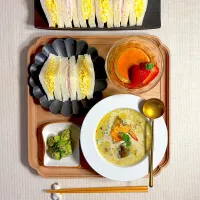 サンドイッチとグリーンカレースープの献立