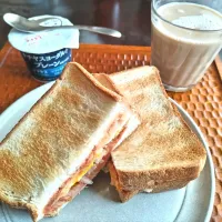 私のランチ　ホットサンドにサブスクでマルコメさんの米糀ミルクたっぷりカフェオレ！|vege食堂さん