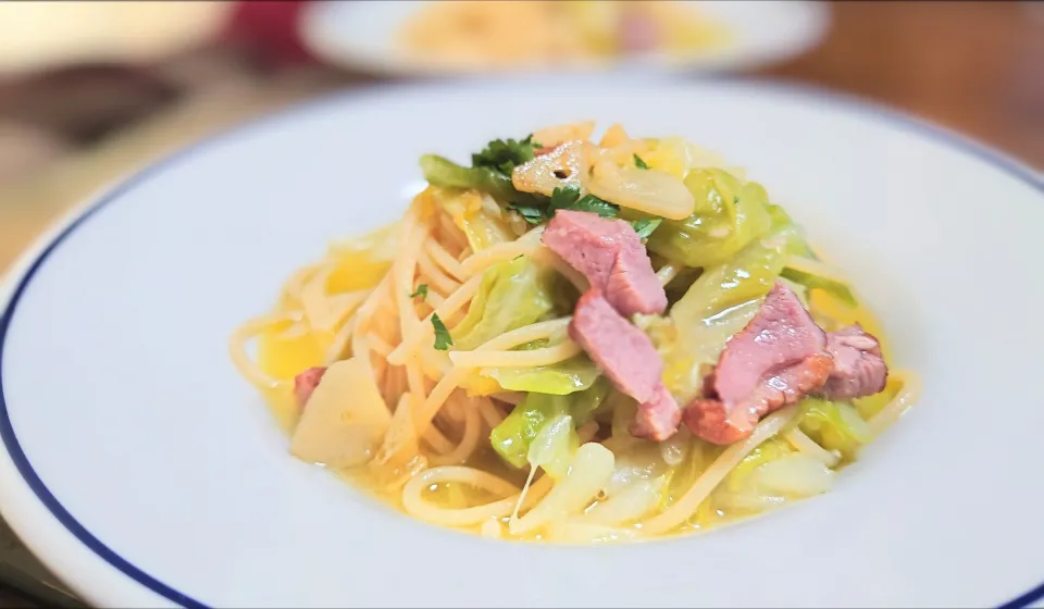 Spaghetti aglio, olio e peperoncino con cavolo e anatra affumicata|kazaneさん