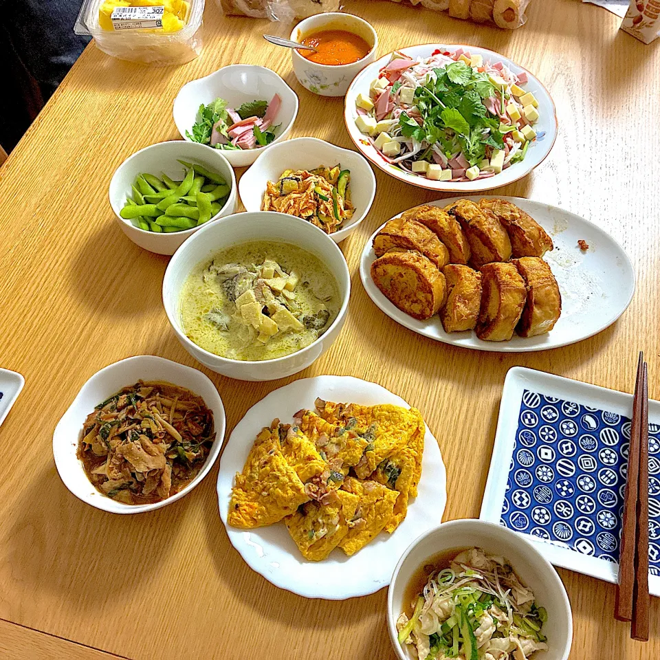 グリーンカレー、蒸し鶏と揚げなすのコチュジャンソース和え、豚肉と野菜のガリバタ醤油炒め、ロースハムとチーズのサラダパクチーのせ、ニューヨークスタイルキャロットドレッシング、鶏皮牡蠣ポン酢和え、ソーセージバケット、甘くないフレンチトースト、ベーコンとアーリーレッドのオープンオムレツ。|くろーぶやんさん