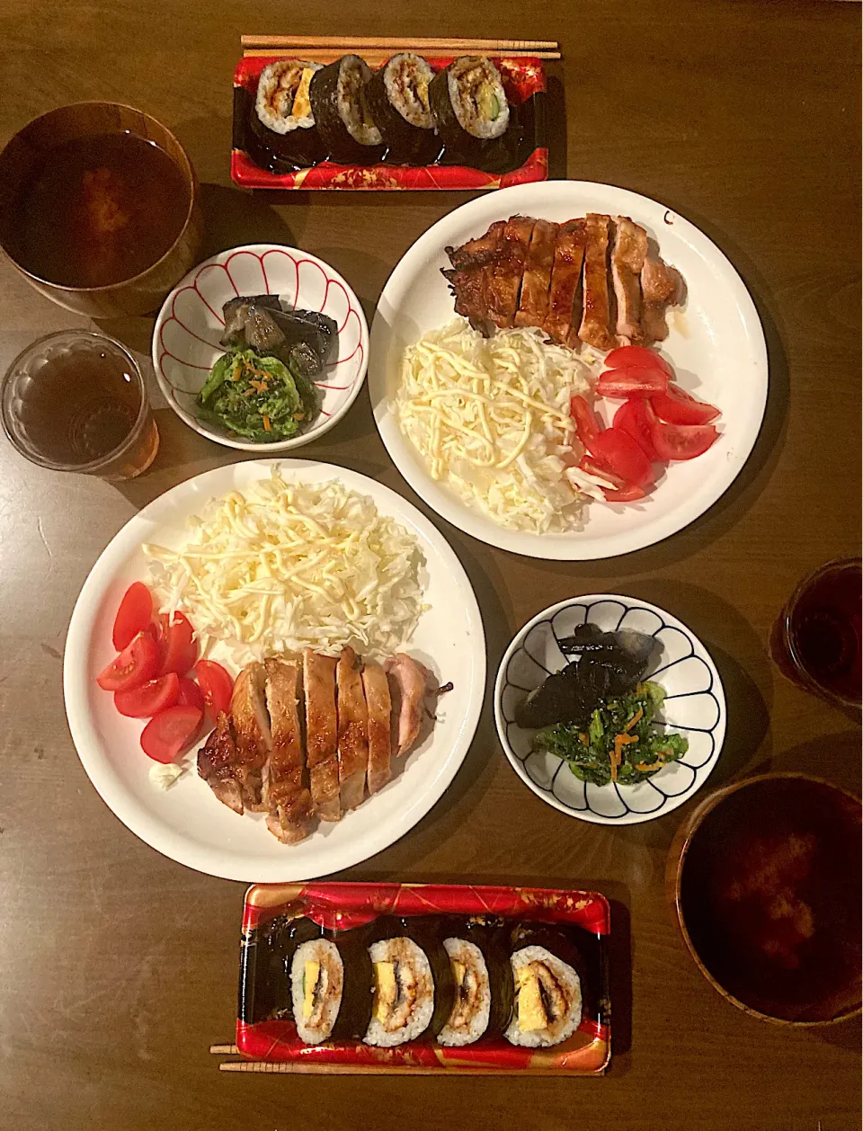 今日の晩ご飯　このところ外食続きではやとが今日は外食は嫌だと言うので、大須商店街のスーパー「サノヤ」さんで鰻巻き、若鶏の照り焼き、菜の花の胡麻よごし、茄子の揚げ浸しを買ってマンションで食べました（千切りキャベツとトマトは勿論、ぼく何切りました）。はやと来名中に一度はサノヤディナーをやりたくなります。|なびさん