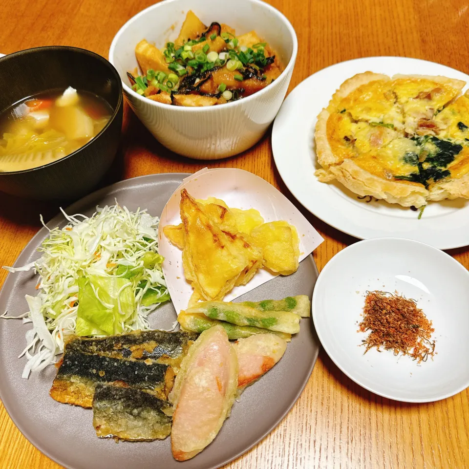 たけのこ、ギョニソの天ぷら
枝豆ｶﾘｶﾘ、さんまの唐揚げ
たけのこの明太塩こんぶ
角煮つくった時の茹で汁でスープ
キッシュ|naoさん