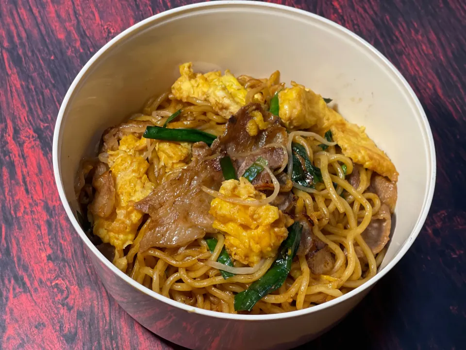 ニラ卵オイスター焼きそば🥚|レオンさん