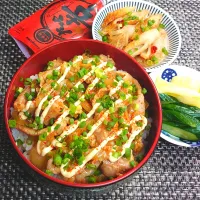 お肉モリモリ♪簡単辛みそマヨ豚丼＆セロリときゅうりのぬか漬けでムスコの置きランチ|からあげビールさん