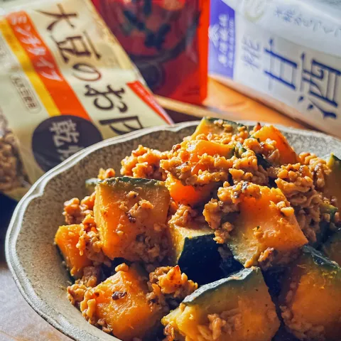 「辛みそ」を使ってみたSnapdishの料理・レシピ写真:辛みそ×大豆のお肉でかぼちゃの旨辛そぼろ煮
