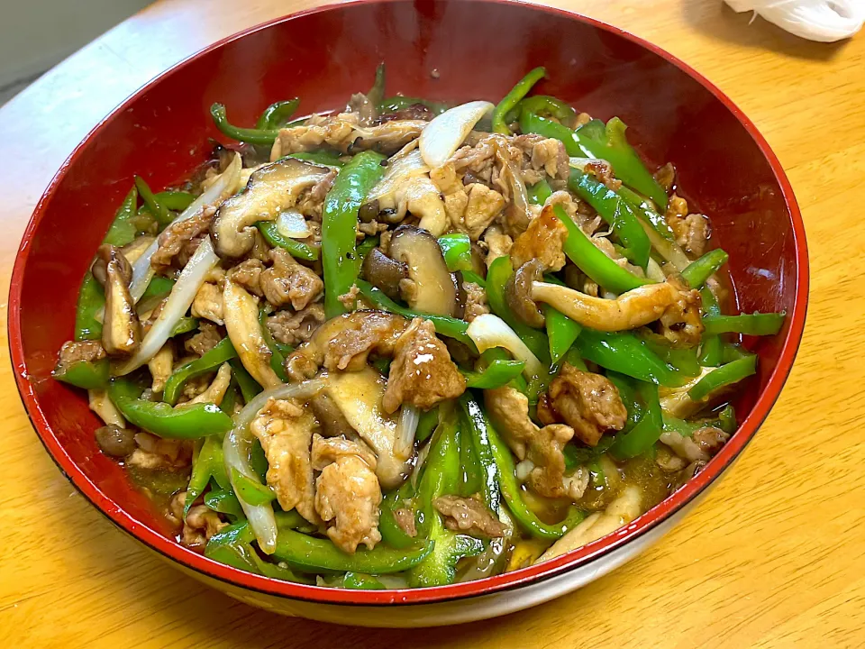 青椒肉絲風タケノコやパプリカがなかったので代わりに新🧅、椎茸🍄、しめじ🍄を入れて 肉も小分け冷凍してた牛肉と豚肉混ざってます なかなかイける🙆‍♀️|🐈⸒⸒⸒⸒つるのダンス🐈🐾さん