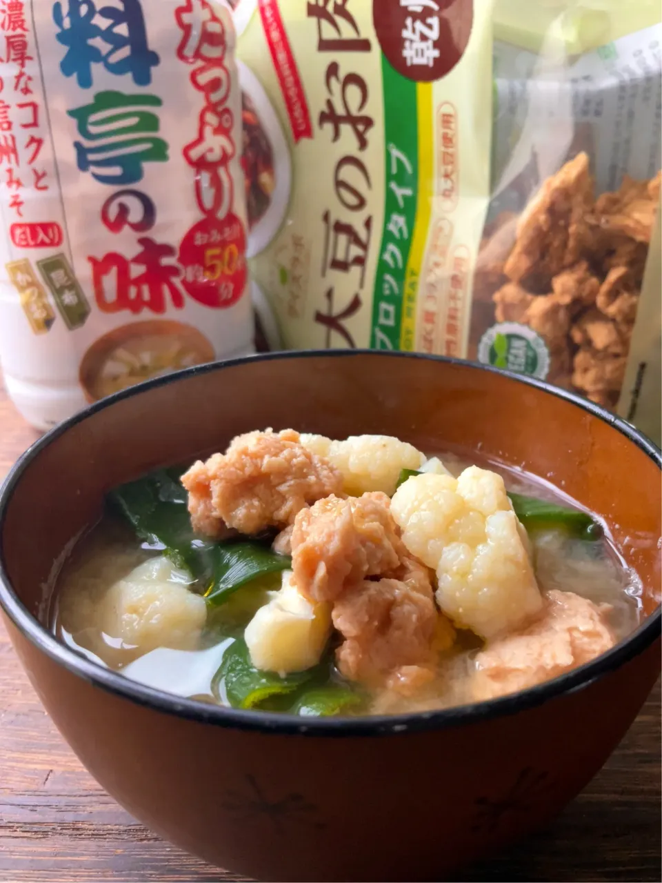 大豆のお肉と青ネギとカリフラワーのお味噌汁|9421beruさん