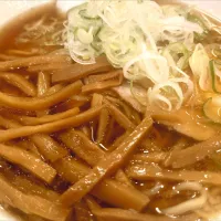 【1956年創業】 
中華そば 共楽 
竹の子そば (葱多め、1,050円) 
＋麺大盛 (50g、50円) 
＋生卵 (別椀、50円) 
@銀座2分、銀座一丁目、東銀座 
(JR東京駅から徒歩13分) 
26085
〈醤43塩17噌󠄀5タ2出7F4冷0チ2混2つ1担1沖1〉