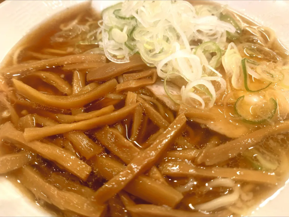 【1956年創業】 
中華そば 共楽 
竹の子そば (葱多め、1,050円) 
＋麺大盛 (50g、50円) 
＋生卵 (別椀、50円) 
@銀座2分、銀座一丁目、東銀座 
(JR東京駅から徒歩13分) 
26085
〈醤43塩17噌󠄀5タ2出7F4冷0チ2混2つ1担1沖1〉|大脇さん
