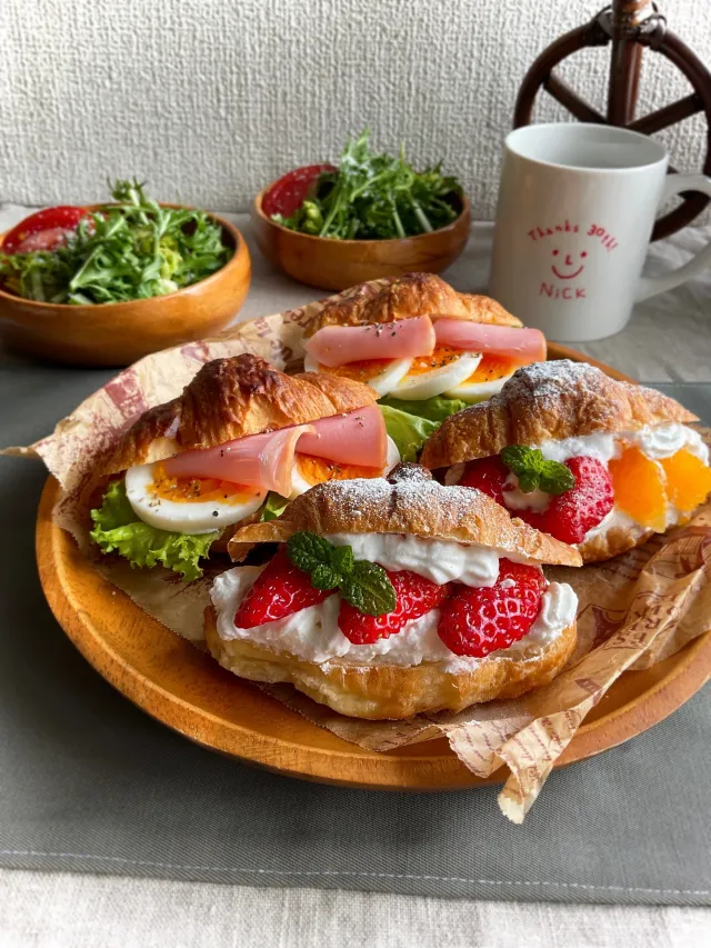 Snapdishの料理・レシピ写真:ringonamaさんの料理 苺🍓のクロワッサンサンド🥐｜春がきた♡お外で楽しむバラエティーサンドイッチ！