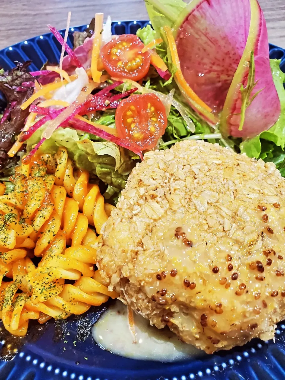 クリスピー ポーピエット チキンカツレツ。フッジリのトマトソース煮とサラダ。　コーンポタージュ。|K's Lunchさん