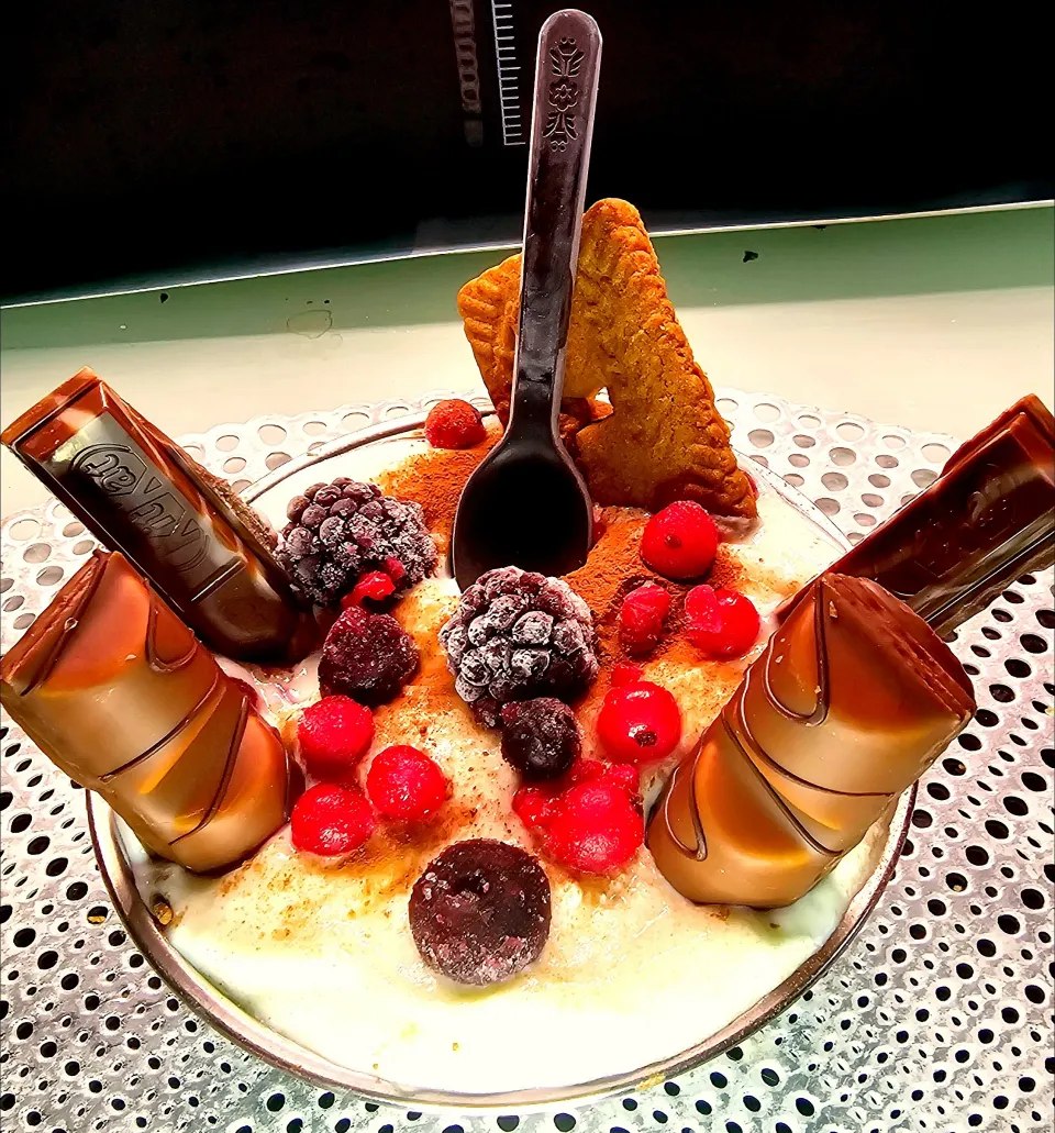 Cheese cake with red berries ,speculoos, Kinder Bueno,salty caramel Kitkat, and a so cuty chocolate spoon 😋|KWAII69さん