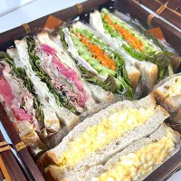 全粒粉入りサンドイッチ弁当　玉子　ローストビーフ　紫玉ねぎマリネ　人参デーツラペ　サニーレタス　きゅうり　ブロッコリースプラウト　オニオンスライス　ハム　チーズ|まゆさん