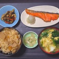 今日の朝ごはん（たけのこの炊き込みご飯、焼鮭、切り昆布煮、ほうれん草と卵のみそ汁、岩下のらっきょう）|Mars＠釜飯作り研究中さん