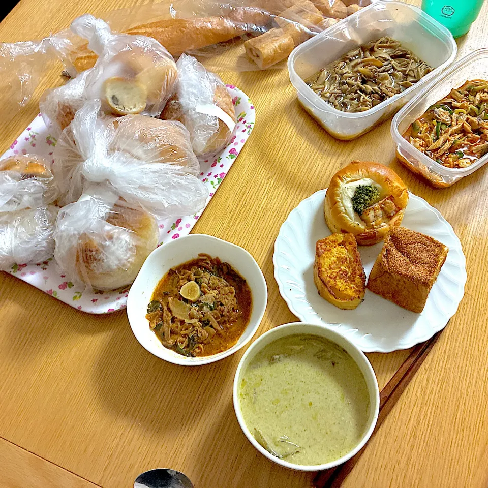 蒸し鶏と揚げなすの韓国風あえもの、きのこのマリネ、グリーンカレー、ソーセージバケット、チョリソーバケット、いちじくロール、クランベリーロール、シナモンロール、キューブあんぱん、グラタンパン、明太フランス、胡桃とチーズのパン。|くろーぶやんさん