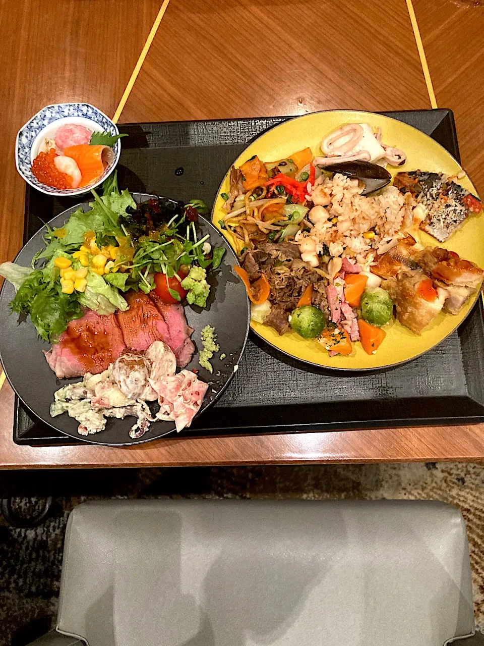 今日の晩ご飯@「PERGOLA」in名古屋マリオットアソシアホテルさん④  第一次遠征の成果　ぼくはローストビーフを取ったあと、あちこち料理コーナーを渡り歩き、皿に乗るだけ乗せてきました（実況中継中）|なびさん