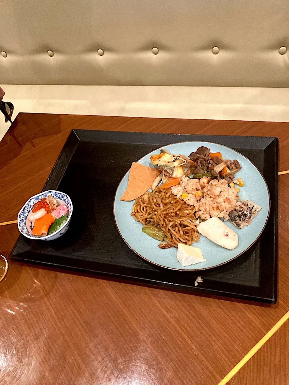 今日の晩ご飯@「PERGOLA」in名古屋マリオットアソシアホテルさん⑤  娘は控えめに取ってきました　端っこの小鉢はミニ海鮮丼です（実況中継中）|なびさん