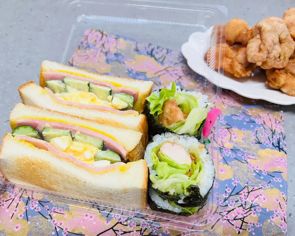 「ハム卵サンドと唐揚げ海苔巻き弁当」|バシュランさん