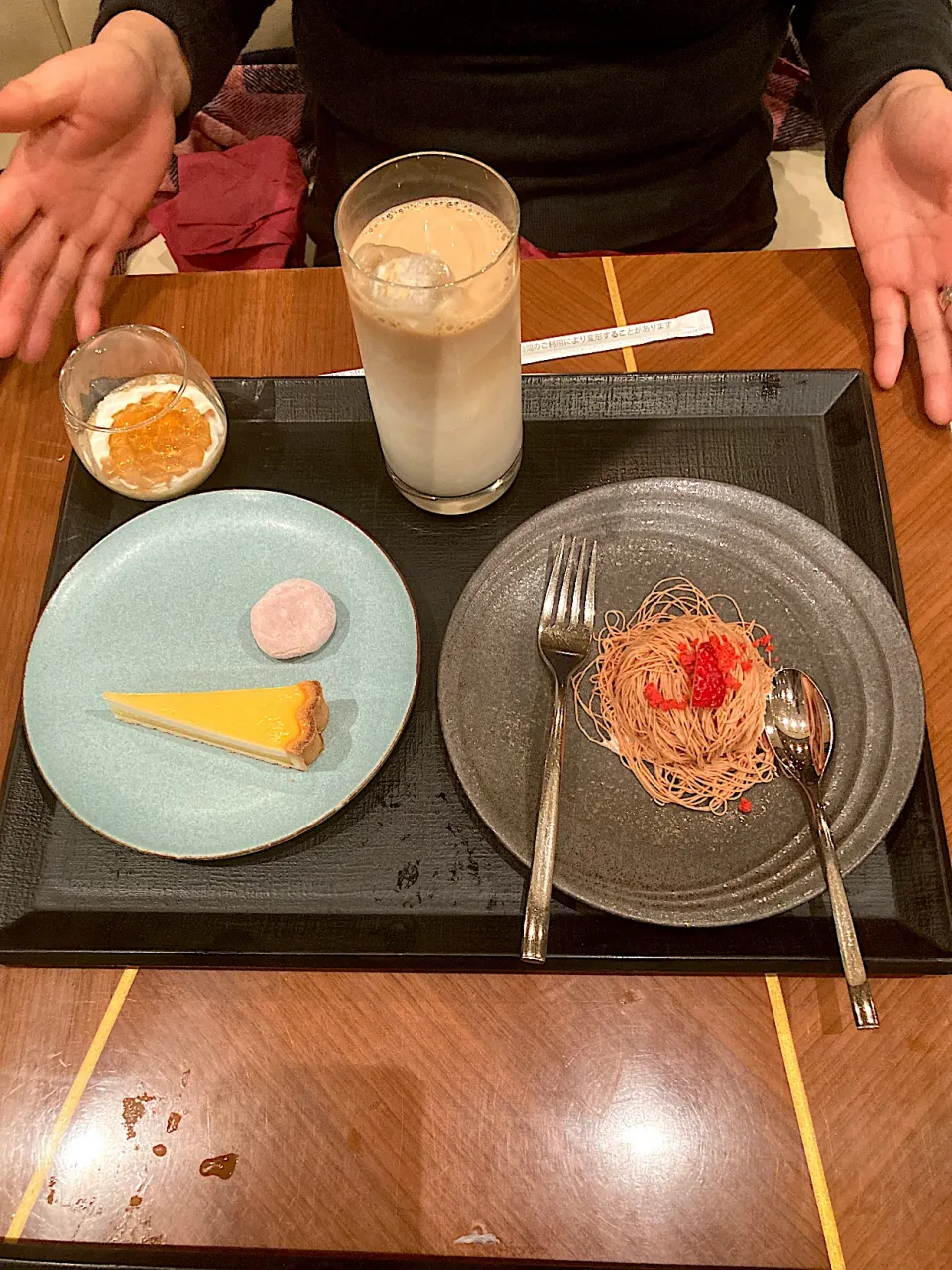 今日の晩ご飯@「PERGOLA」in名古屋マリオットアソシアホテルさん⑭  はやともデザートコーナーから色々取ってきました。またコーヒーバリエーションコーナーでココナッツミルク入りアイスカフェラテを作ってもらってきました（実況中継中）|なびさん