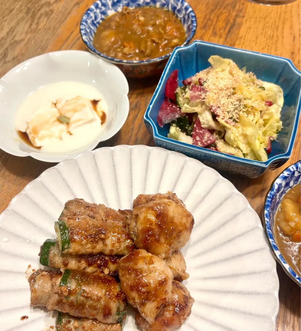 残り物一掃ゆうはん！胡瓜と新玉ねぎの豚バラ巻、湯葉豆腐、浅漬け、カレー|およねさん