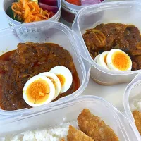 スパイスチキンカレー🍛　ヒレカツ　ゆで卵　ブロッコリー🥦人参デーツラペ🥕紫玉ねぎマリネ🟣きゅうり🥒|まゆさん