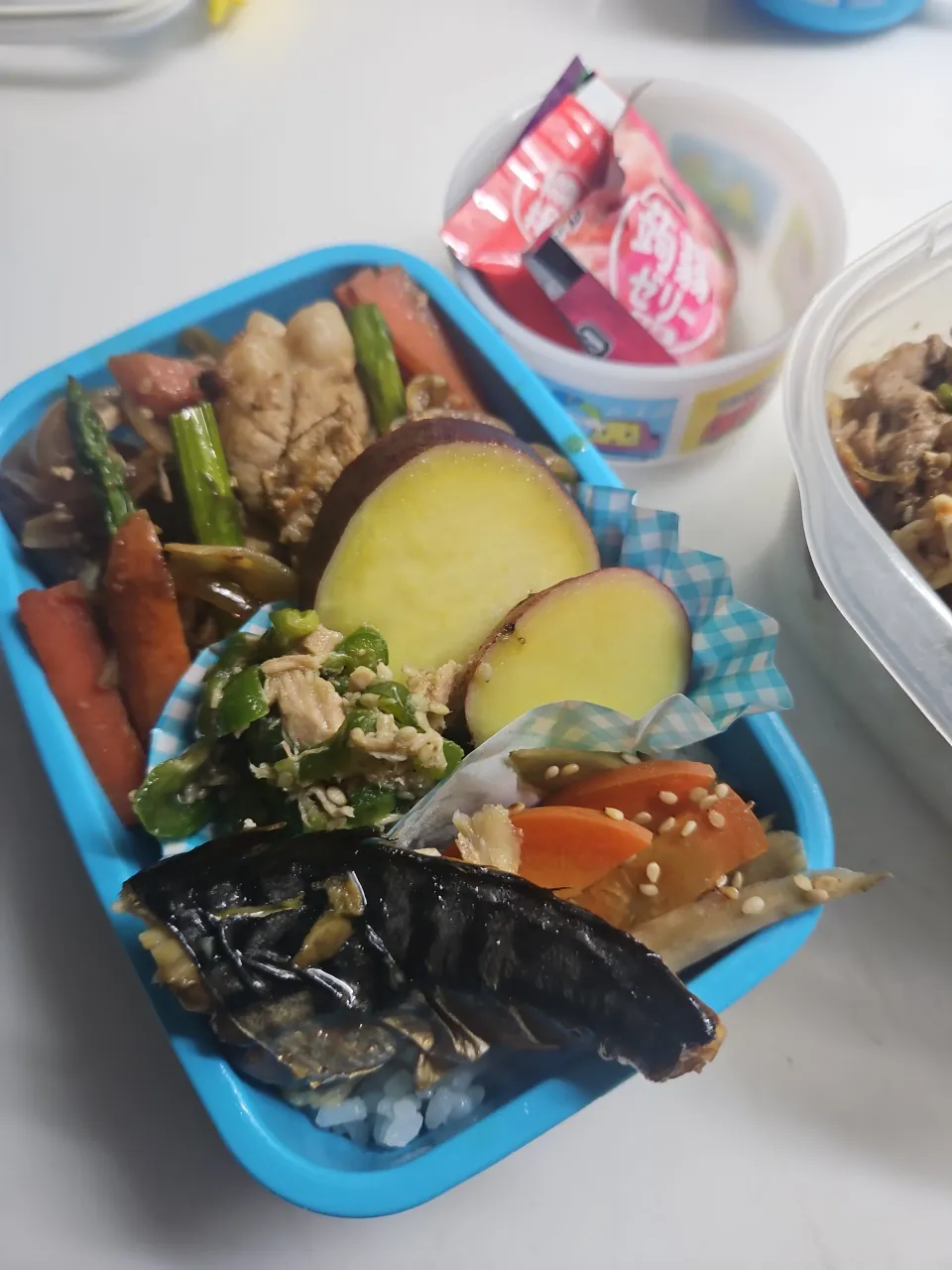 ☆春休み弁当☆ごはん、焼肉、薩摩芋レモン煮、無限ピーマン、金平ゴボウ、鯖、蒟蒻ゼリー|ｼｮｺﾗさん