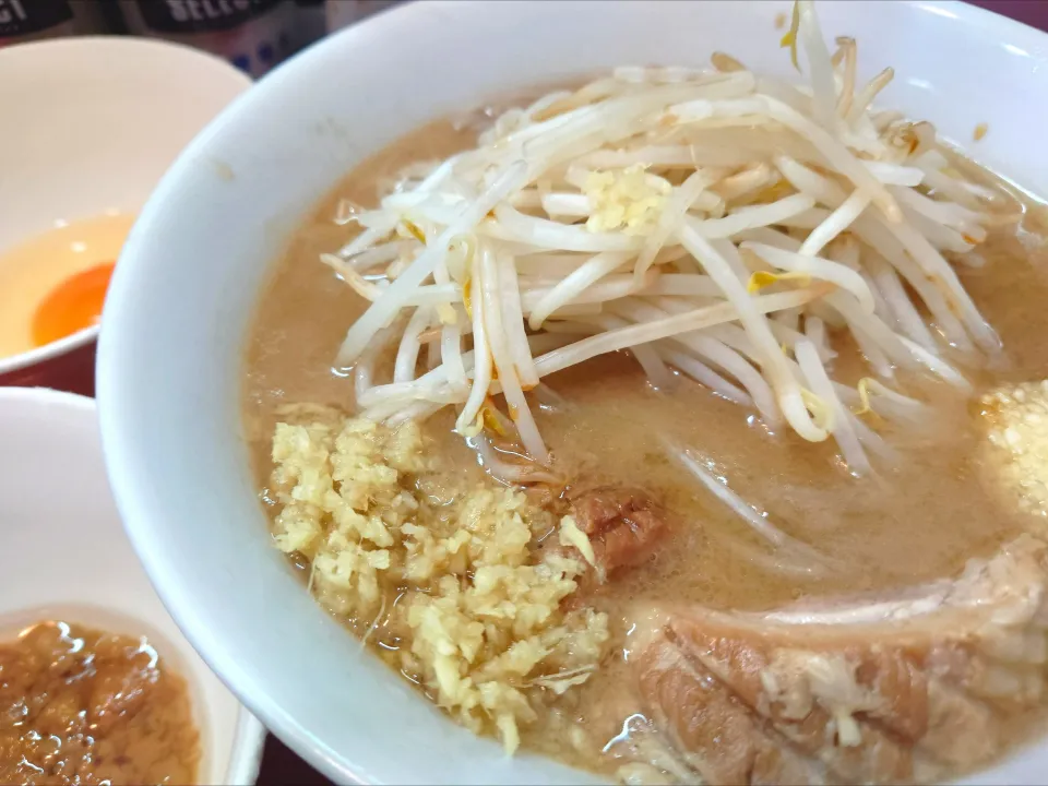 【二郎インスパイアの先駆店
用心棒の2号店として2010年開業】
【価格改訂】
用心棒 本号 
ラーメン (1,050円) 
―麺半分 (150g、通常300g) 
―野菜少なめ
＋ニンニク普通 (無料) 
＋ショウガW (無料) 
＋ヅケアブラ少し (別椀、無料)
＋生たまご (別椀、90円)
@東大前2分 
26087
〈醤45塩17噌󠄀5タ2出7F4冷0チ2混2つ1担1沖1〉|大脇さん