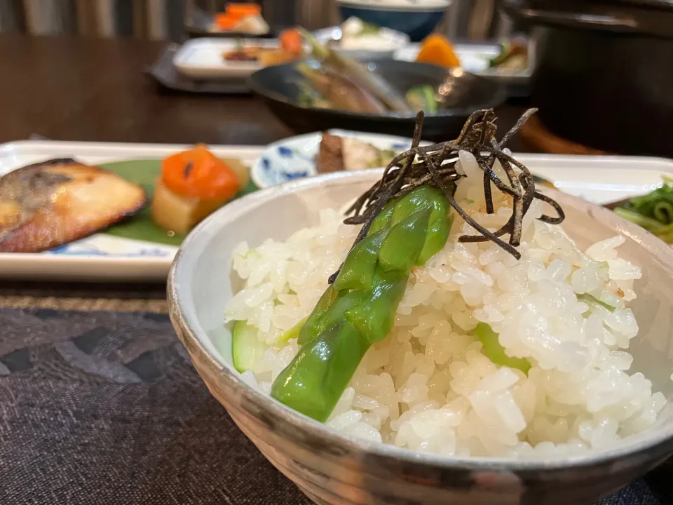 4/2 アスパラの炊き込みご飯＆冷蔵庫整理お惣菜盛り合わせ💗|あーるさん