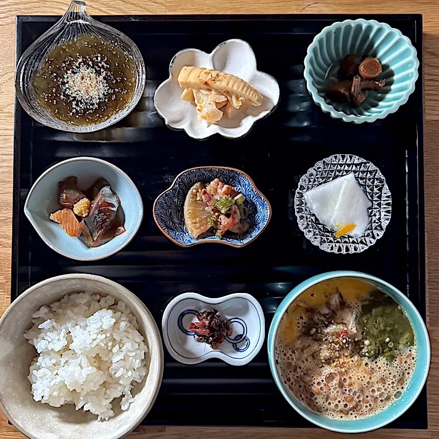 あり物並べた朝ごはん。
⁡
◾︎めかぶ白菜漬け納豆
◾︎刺身切れ端漬け
◾︎もずく
◾︎筍土佐煮
◾︎しいたけ軸わさび佃煮
◾︎蕪柚子甘酢漬け⁡
◾︎豚バラ大根
◾︎ご飯
◾︎安芸紫漬け|17oyaziさん