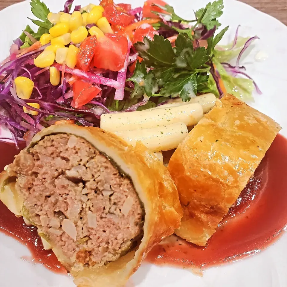 粗びきポークミンチとキノコのミートローフ、パイ包み焼き。クルジェットのポタージュ、カレー風味。|K's Lunchさん