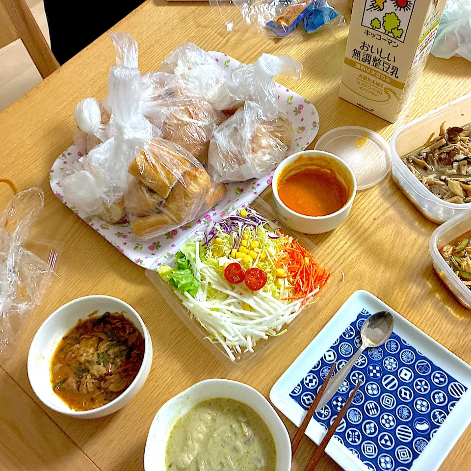 豚肉と野菜のガリバタ醤油炒め、蒸し鶏と揚げなすの韓国風あえもの、グリーンカレー、きのこのマリネ、グリーンカレー、ソーセージバケット、チョリソーバケット、明太フランス、クランベリーロール、ミックスサラダ、ニューヨークスタイルキャロットドレッシング、いちじくロール。|くろーぶやんさん