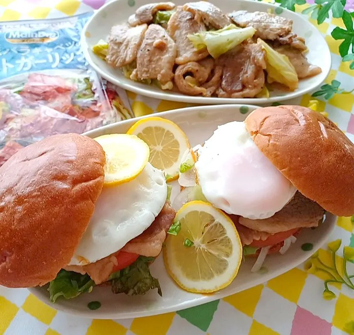 『メインディップ豚バラキャベツのローストガーリック炒め』で…🍔ハンバーガー|小豆🌼さん