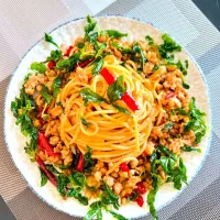 Homemade Spicy Spaghetti Pad Gaprao w/ Pork & Topped w/ Crispy Holy Basil Leaves 🌶🌶🍝🐷🤤|An'leeさん
