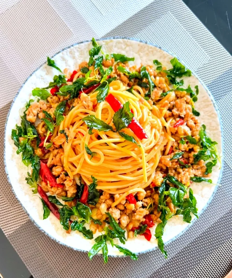 Homemade Spicy Spaghetti Pad Gaprao w/ Pork & Topped w/ Crispy Holy Basil Leaves 🌶🌶🍝🐷🤤|An'leeさん