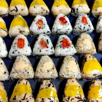 さっちゃんおにぎり🍙　　　　　　　　　　　　　　　😊バター昆布　　　　　　　　　　　　　　　😊ごま油わかめにキムチらっきょ　　　　　　　　　　　😊海鮮ふりかけにシーチキン　　　　　　　　　　　　　　　😊佃煮マヨネーズ|サチ😊さん