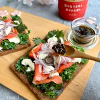サーモンとモッツァレラのオープンサンド〜しょうゆタプナードソース　🌸乾杯のおつまみ🥂|ゆーこどんさん